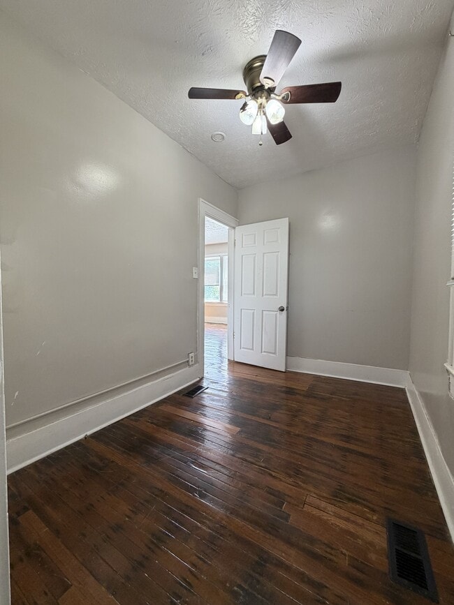 Building Photo - 724 S 38th St