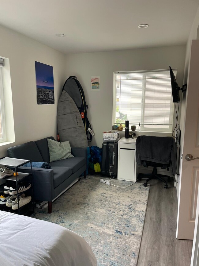 Building Photo - 2624 Regent St