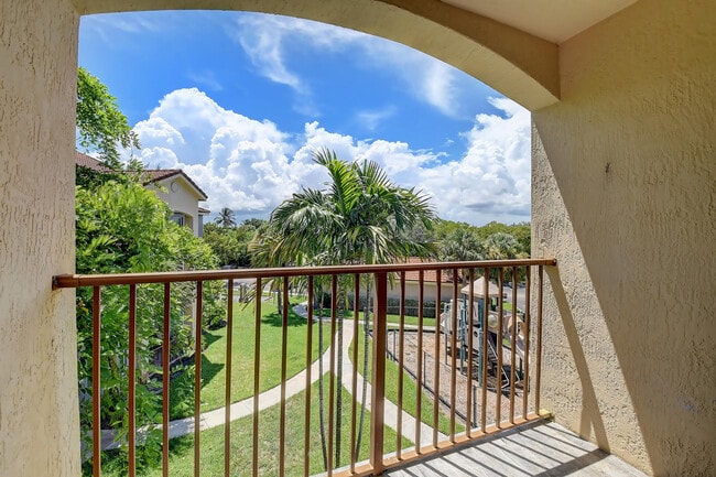 Building Photo - 1223 Villa Cir