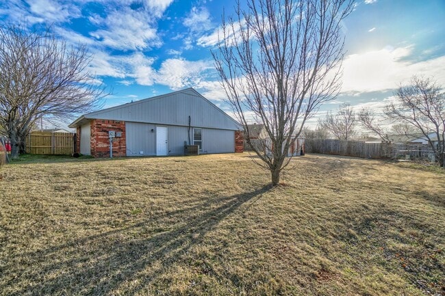 Building Photo - 3 bed 1 bath in Moore!