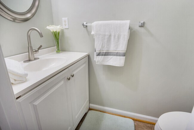 Building Photo - Updated 3-Bed, 2.5-Bath Yorktown Condo with Modern Kitchen, Parking & Community Amenities