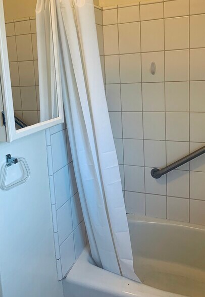 bathroom - 2624 1/2 S Sepulveda Blvd