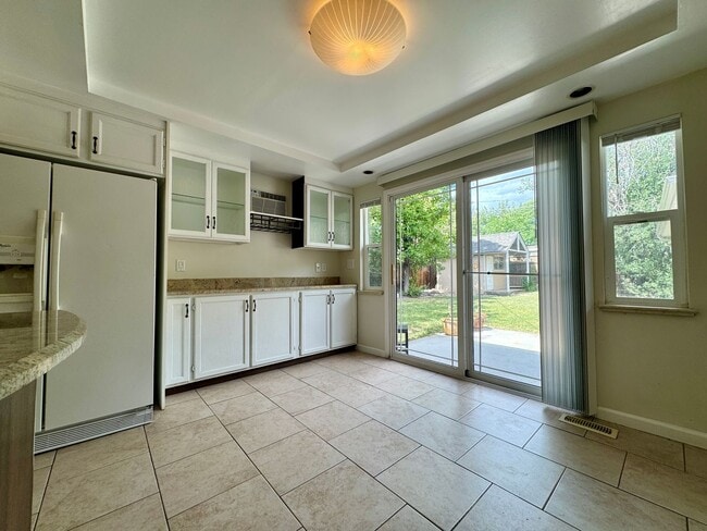 Building Photo - Beautiful 2 bedroom, 1.5 bathrooms plus an office!! Available NOW!