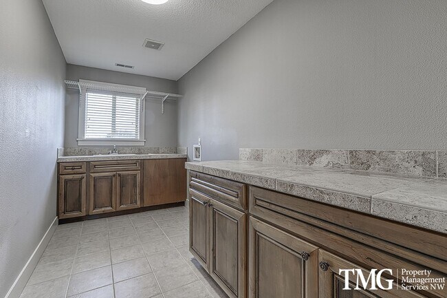 Building Photo - Large Pet Friendly 3 bed 2.5 bath home in ...