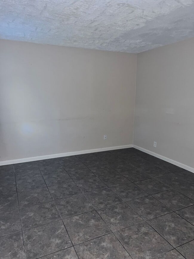Primary Photo - 2 Bedroom Duplex for Rent!