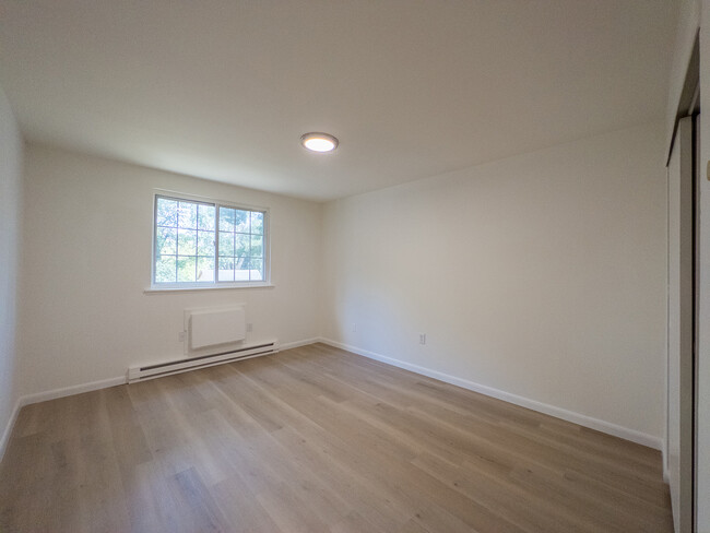 Bedroom - Woodland Manor Apartments