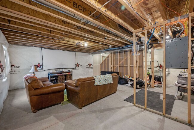 Building Photo - 988 W Broadleaf Dr