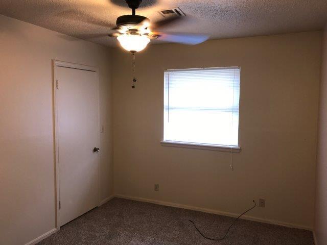 Building Photo - 2 bed one bath, spacious bedrooms, fenced ...