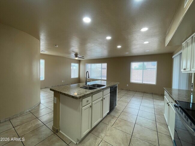 Building Photo - 1466 Holiday Dr