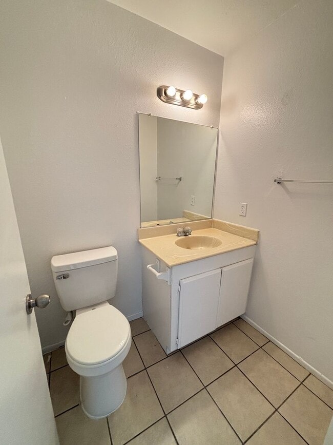 Building Photo - East Palmdale Townhouse