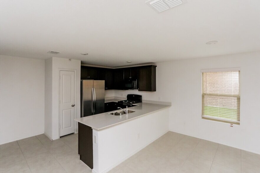 Building Photo - 1017 Crestview Dr