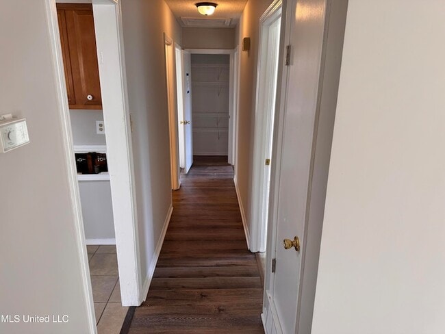 Building Photo - 2220 Ashland Dr