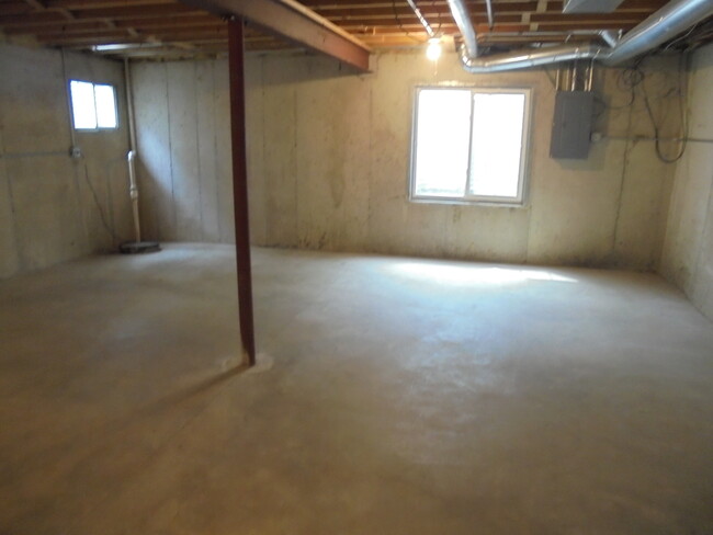 Building Photo - 615 Windsor Dr