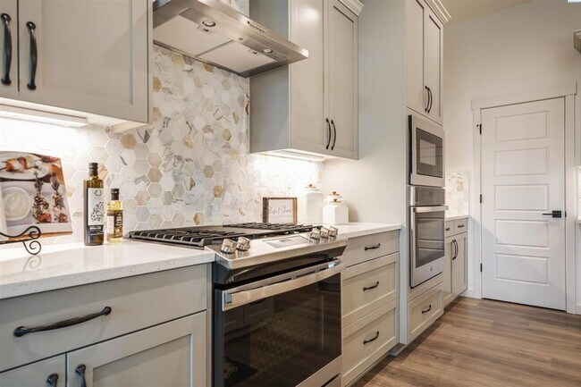 Building Photo - Stunning New Construction Five Bedroom Three Bath in South Richland!