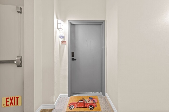 Building Photo - Downtown Island Hideaway -Mid Term Condo