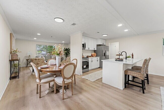 Building Photo - Orange Park 4 Bedroom Home With Upgraded Features Throughout