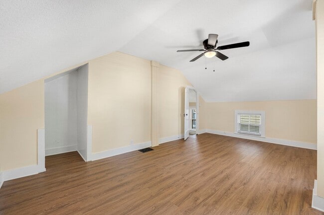 Building Photo - Newly renovated one bedroom available for a move in right away!