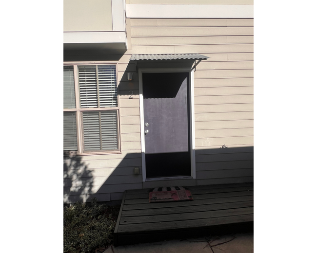 Building Photo - 318-320 W Myrtle