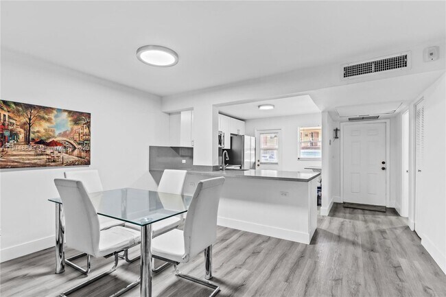 Building Photo - 445 NE 195th St