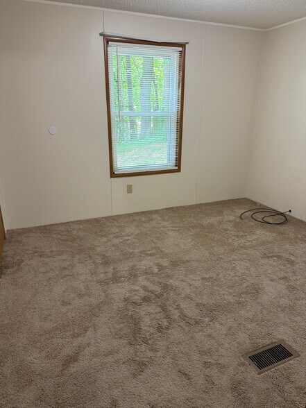 Building Photo - 13 Maplewood Dr