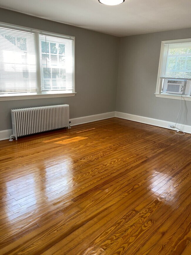 Building Photo - Updated 3 bedroom, 1.5 bathroom single fam...