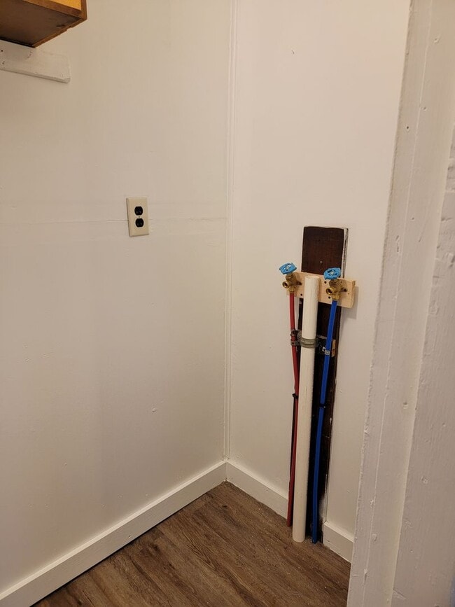 Building Photo - 2 bedroom home!  Only $825.00 plus utilities