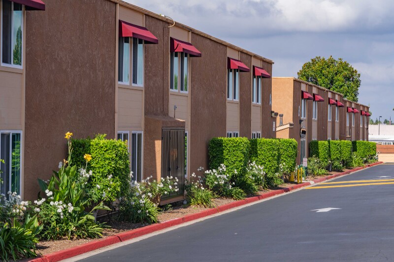 Building Photo - 1440 Oak Dr