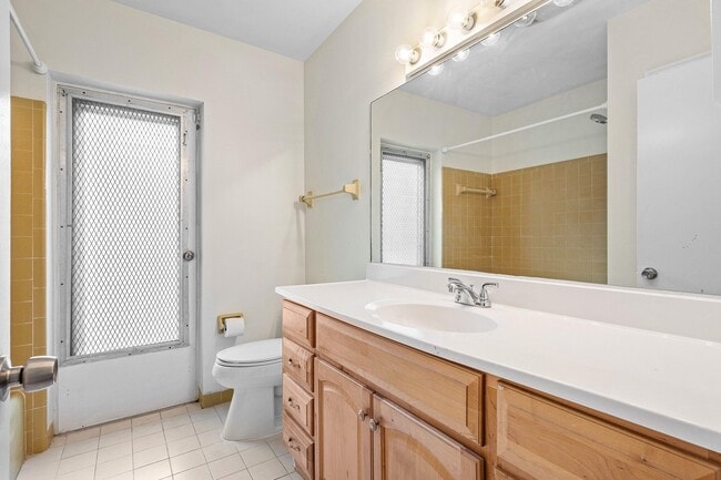 Building Photo - 931 NW 9th Ct