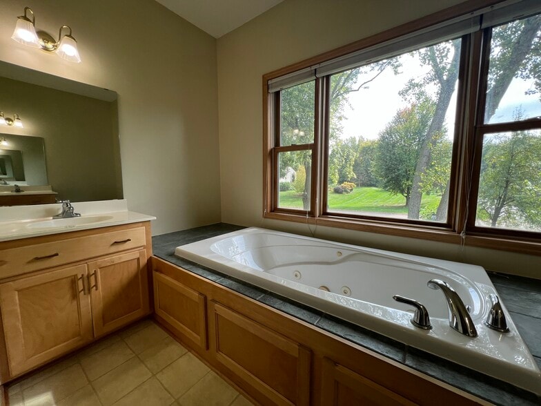Ensuite with whirlpool tub - 118 S Shannon Dr