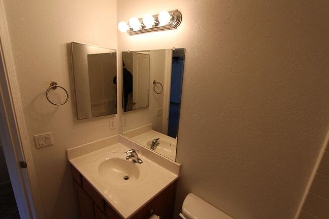 Building Photo - LEASE THROUGH JULY 3-Bed / 2.5-Bath Townhome in Boulder Point Near FUTS Trails