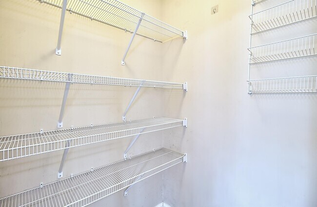 Building Photo - 41 E Clay St