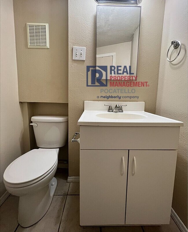 Building Photo - 611 N 11th Ave