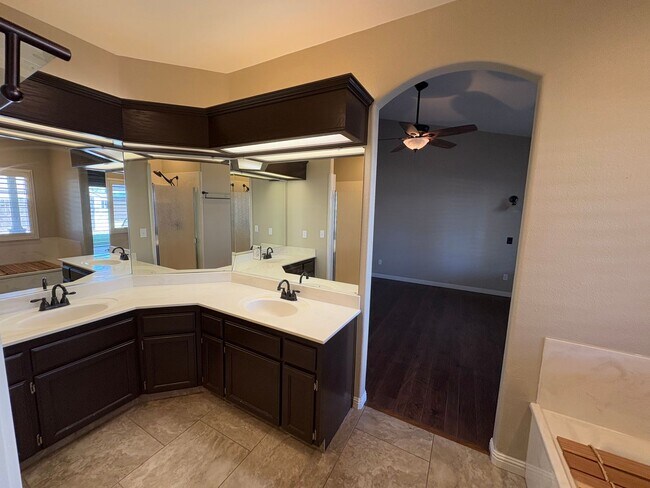 Building Photo - NW Visalia home available coming soon!