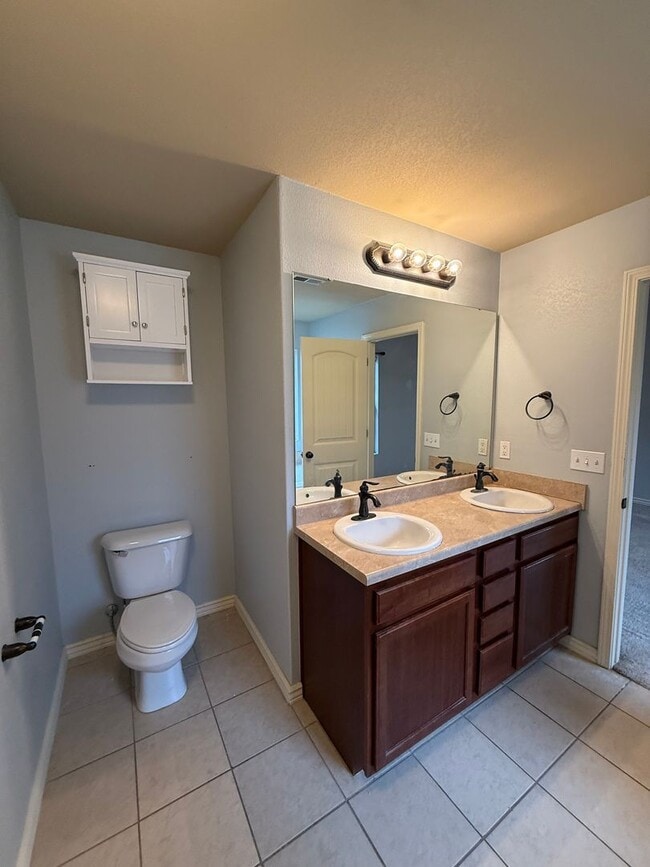 Building Photo - Now Pre-leasing for Mid-April