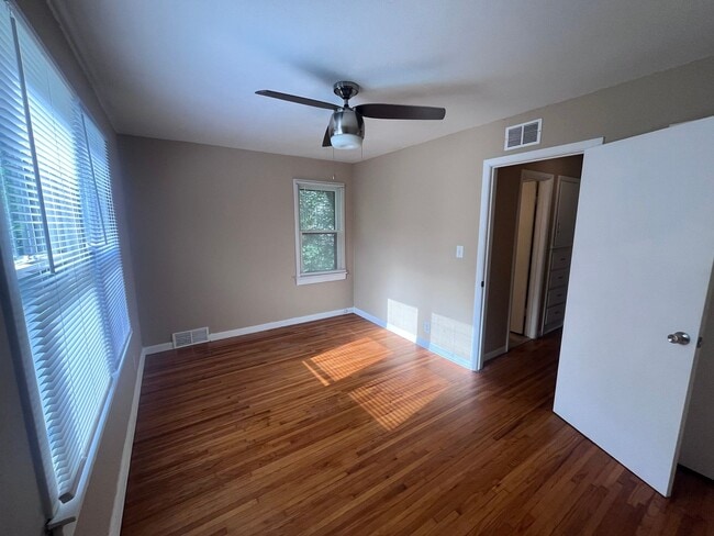 Building Photo - Cute 3 bedroom, 1 bath home