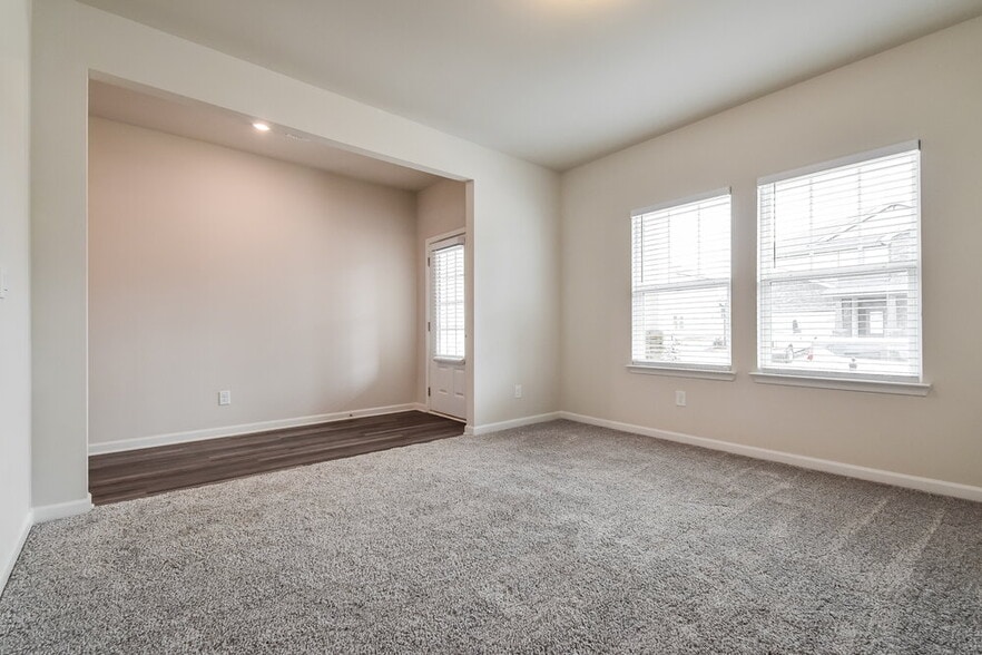 Building Photo - 5854 Un Grv Dr