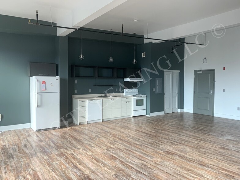 155 Saint Paul #512 Living Space - Hive@155 and Hive Andrews