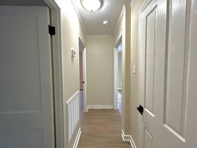 Building Photo - Beautifully remodeled 2-bedroom, 1-bathroom home with a perfect blend of comfort and convenience