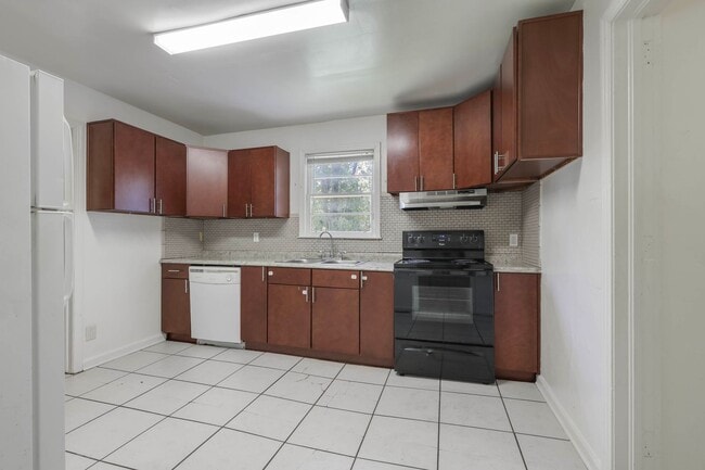 Building Photo - 4 bed 2 bath house, Walk to Stadium!! Available July 2026