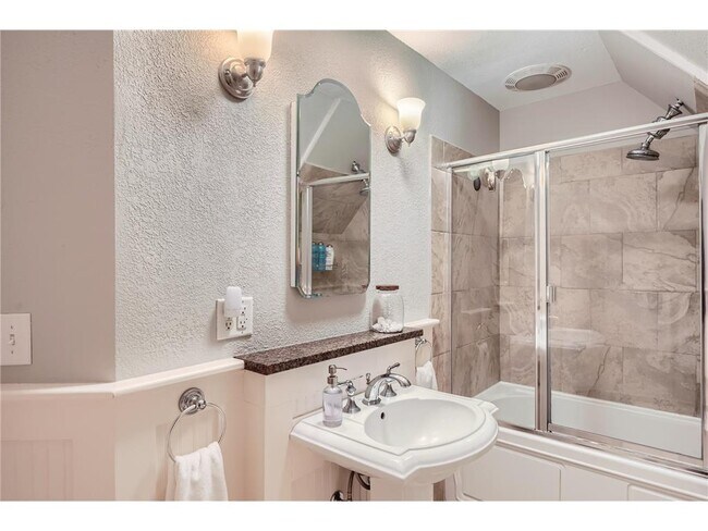 Building Photo - 1045 Lake St E