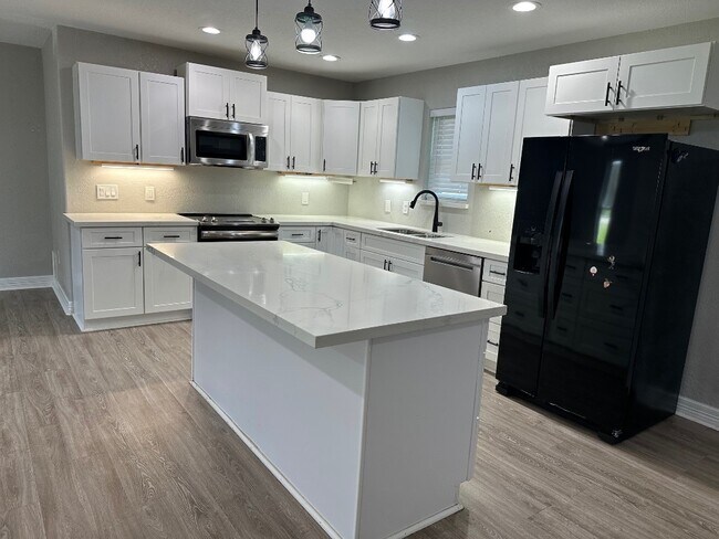 Building Photo - 625 Elm St