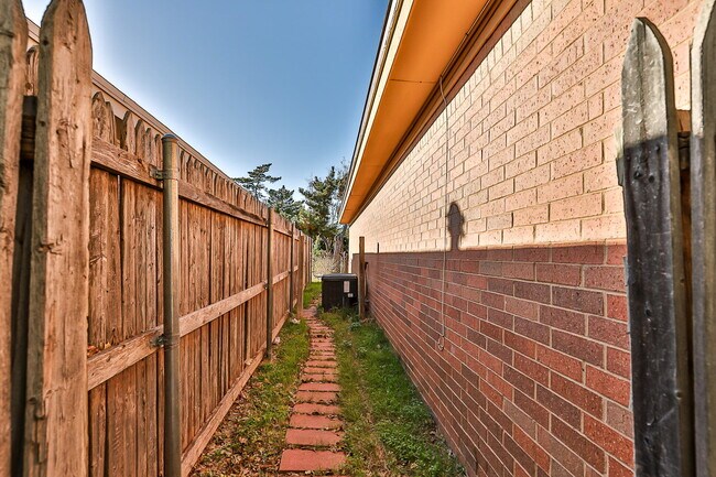 Building Photo - Sleek South Loop Duplex | Updated 2-bed with Garage
