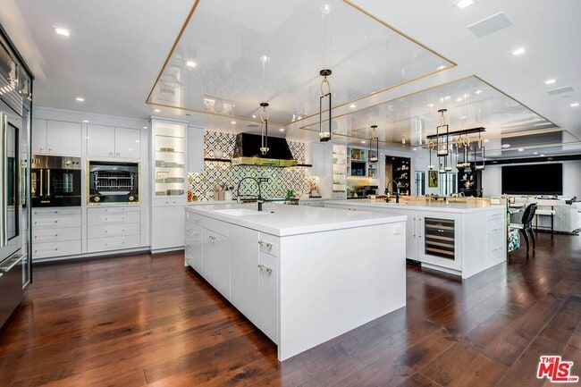 Building Photo - 1445 Vía Cresta