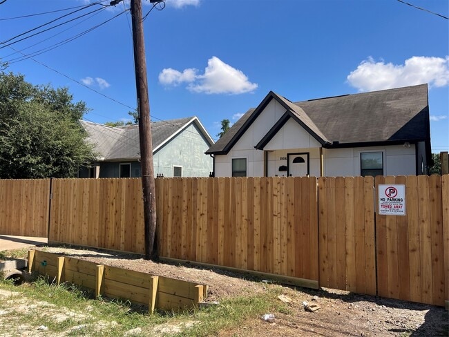 Building Photo - 1904 Davis St