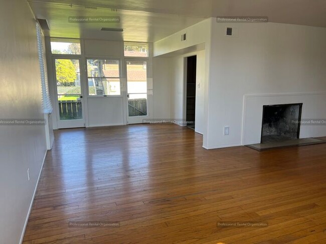 Building Photo - Large Historical Mare Island Duplex Unit