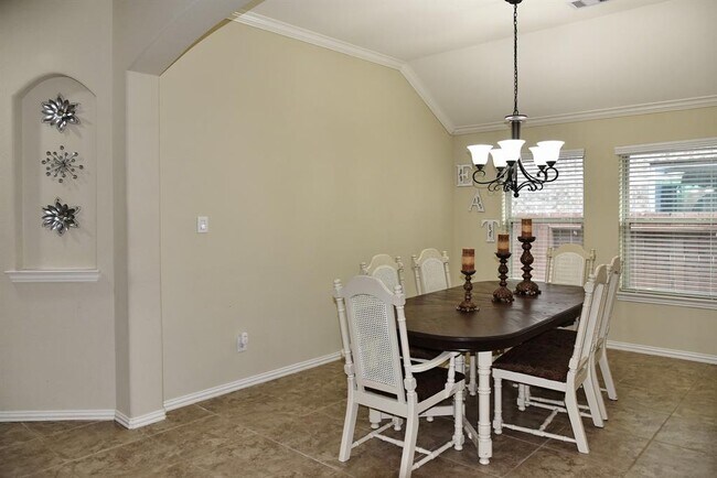 Building Photo - 2229 Maple Point Dr N