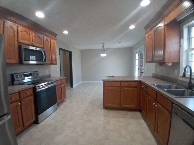 Building Photo - 3525 Drayton Dr