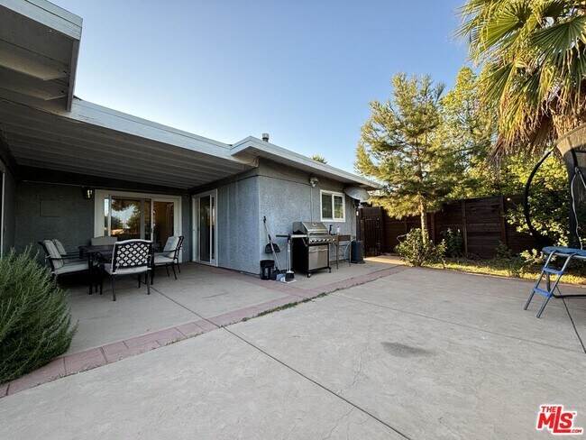 Building Photo - 10824 Paso Robles Ave