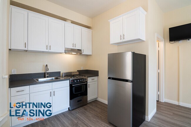 Building Photo - 1015 1/2 S Burlington Ave-1019D