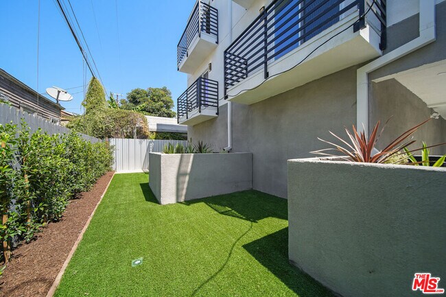 Building Photo - 1057 N Wilton Pl